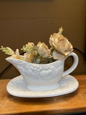 Gibson White Embossed Ceramic Gravy Boat with Underplate